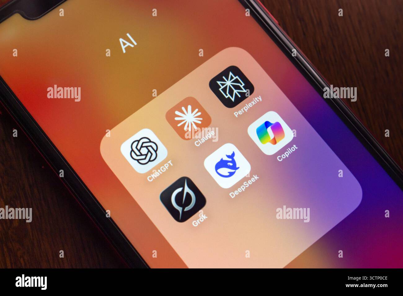 Quito, ECUADOR - 6. Oktober 2025 : beliebte KI-Chatbot-Apps wie ChatGPT, Claude, Perplexity, Grok, DeepSeek und Copilot werden auf einem iPhone-Bildschirm angezeigt. Stockfoto