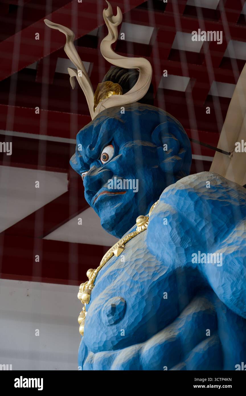 Eine leuchtend blaue Wächterstatue im Isshin-JI-Tempel in Osaka Stockfoto