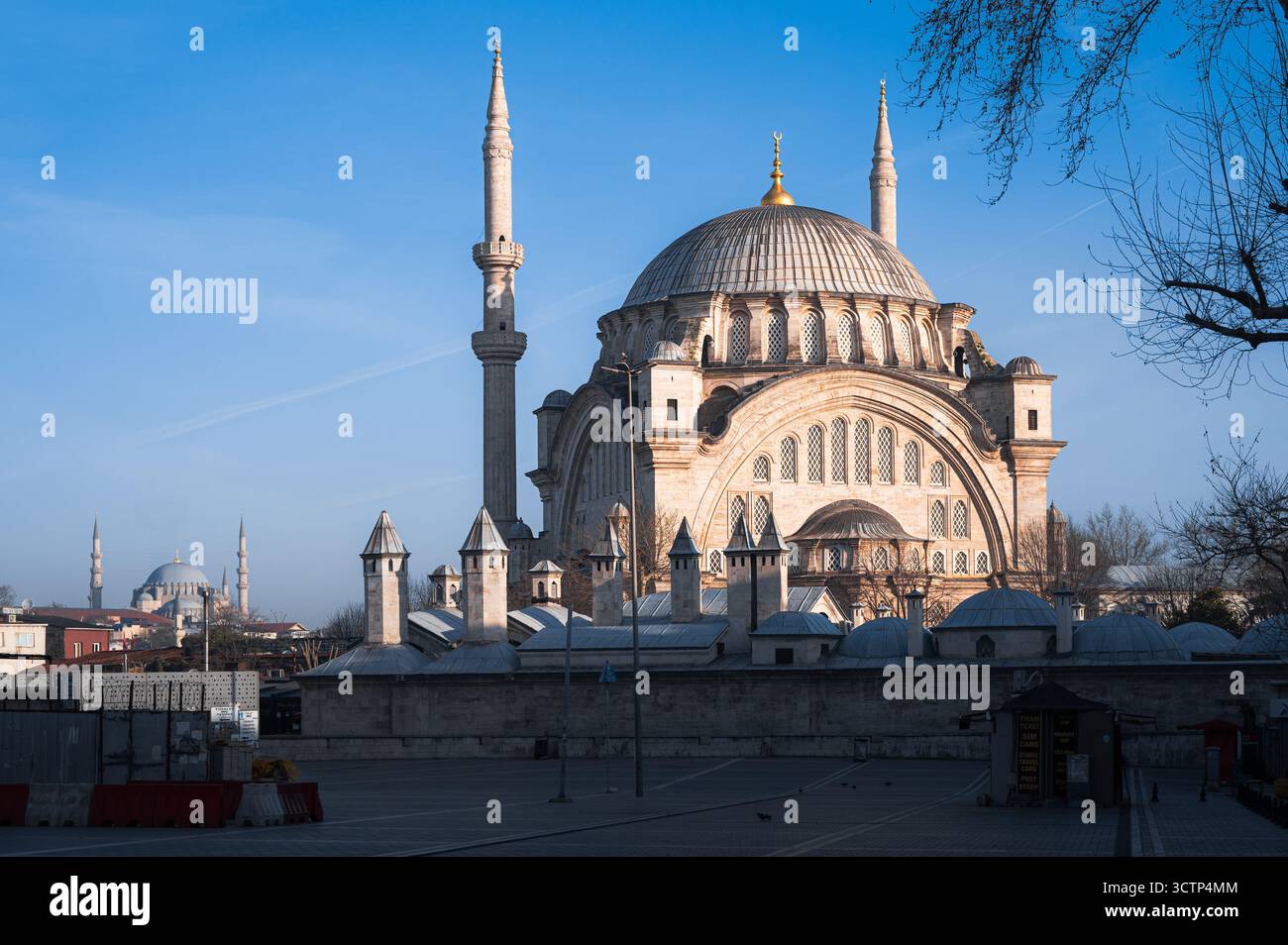 Die Gazi Atik Ali Pascha Moschee in Istanbul steht vor einem klaren blauen Morgenhimmel und hebt die Kuppeln und die elegante osmanische Architektur hervor. Stockfoto