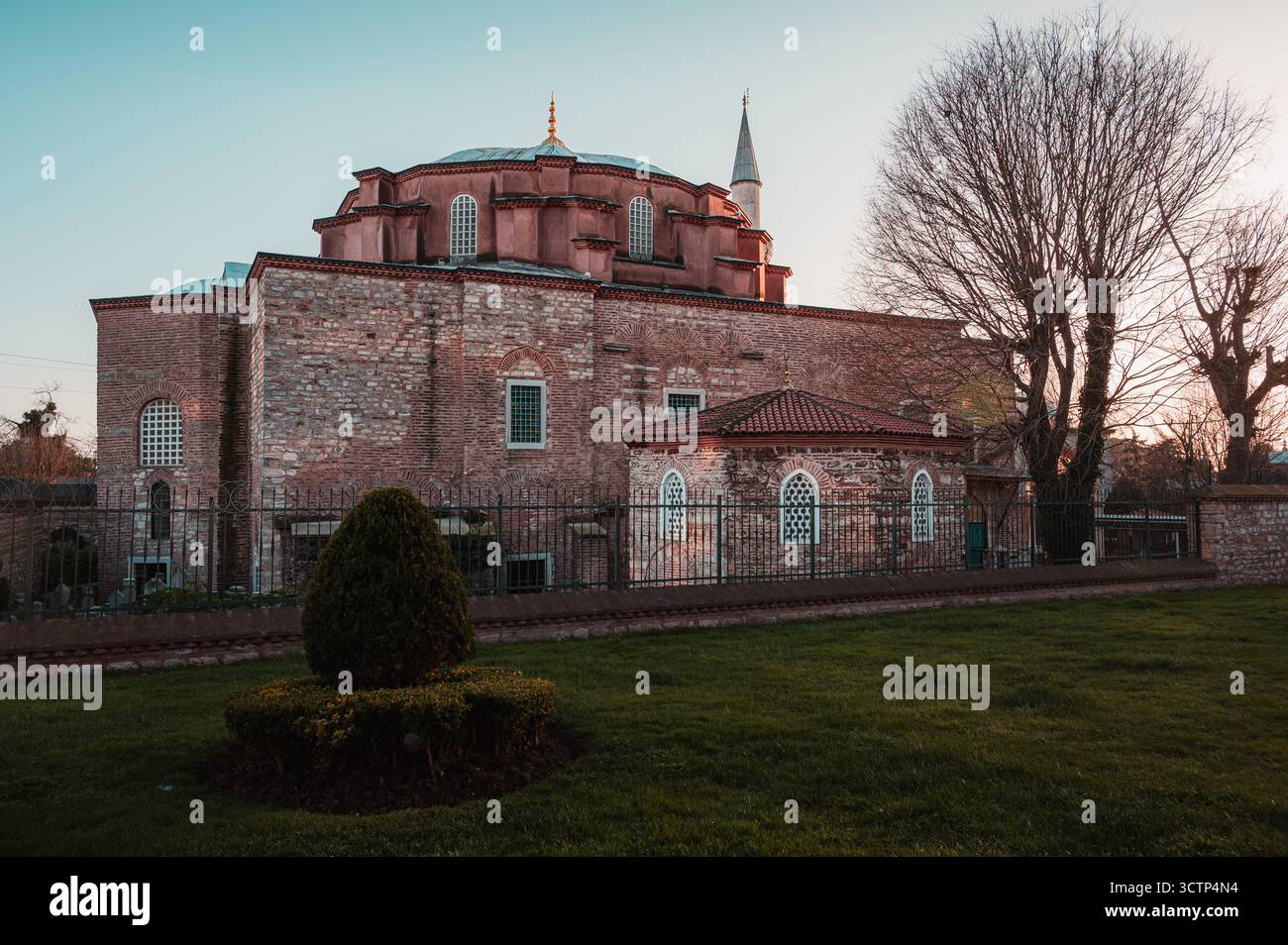 Die rosafarbene kleine Hagia Sophia leuchtet sanft im frühen Morgenlicht und hebt die historische byzantinische Architektur hervor Stockfoto
