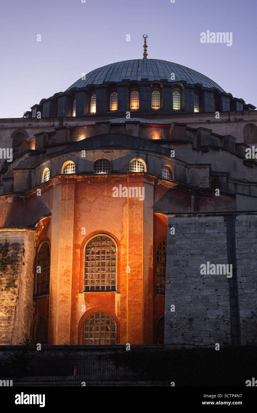 Die Rückseite der Istanbuler Hagia Sophia leuchtet im sanften Morgenlicht, wobei der lila Himmel eine ruhige und majestätische Atmosphäre über dem Wahrzeichen schafft Stockfoto