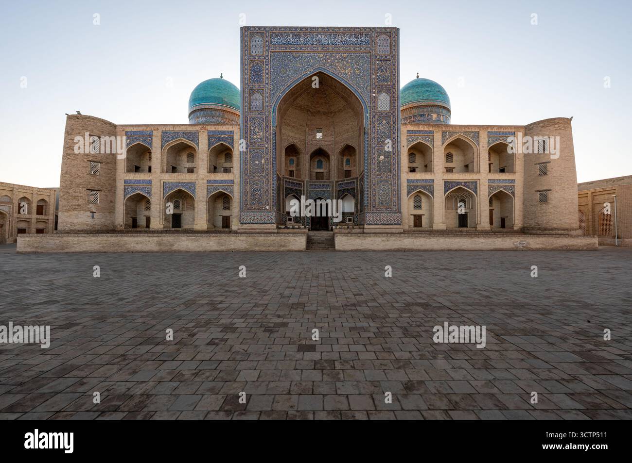 Rahmenfüllendes Niedrigwinkelbild der Miri-arabischen Madrassa in Buchara, Usbekistan, aufgenommen im sanften Licht des frühen morgens Stockfoto