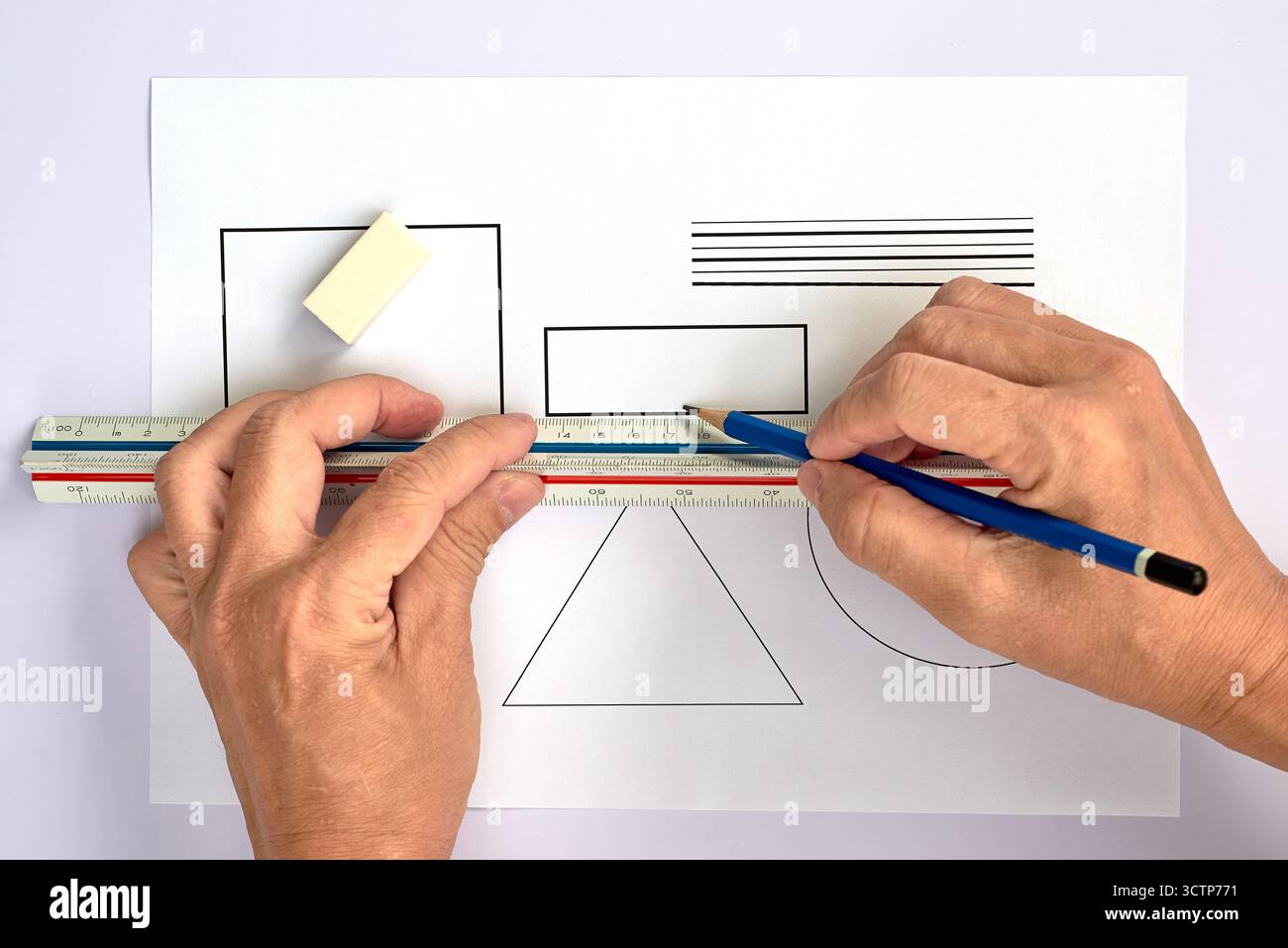 Eine Person zeichnet grundlegende geometrische Formen mit Präzisionswerkzeugen. Ein Konzept für Bildung, Ingenieurwesen, Design und akribische Planung. Stockfoto