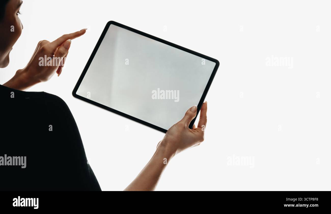Person, die einen leeren digitalen Tablet-Bildschirm hält und mit ihm interagiert, isoliert auf weißem Hintergrund, Hervorhebungstechnologie, Touch-Interaktion und min Stockfoto