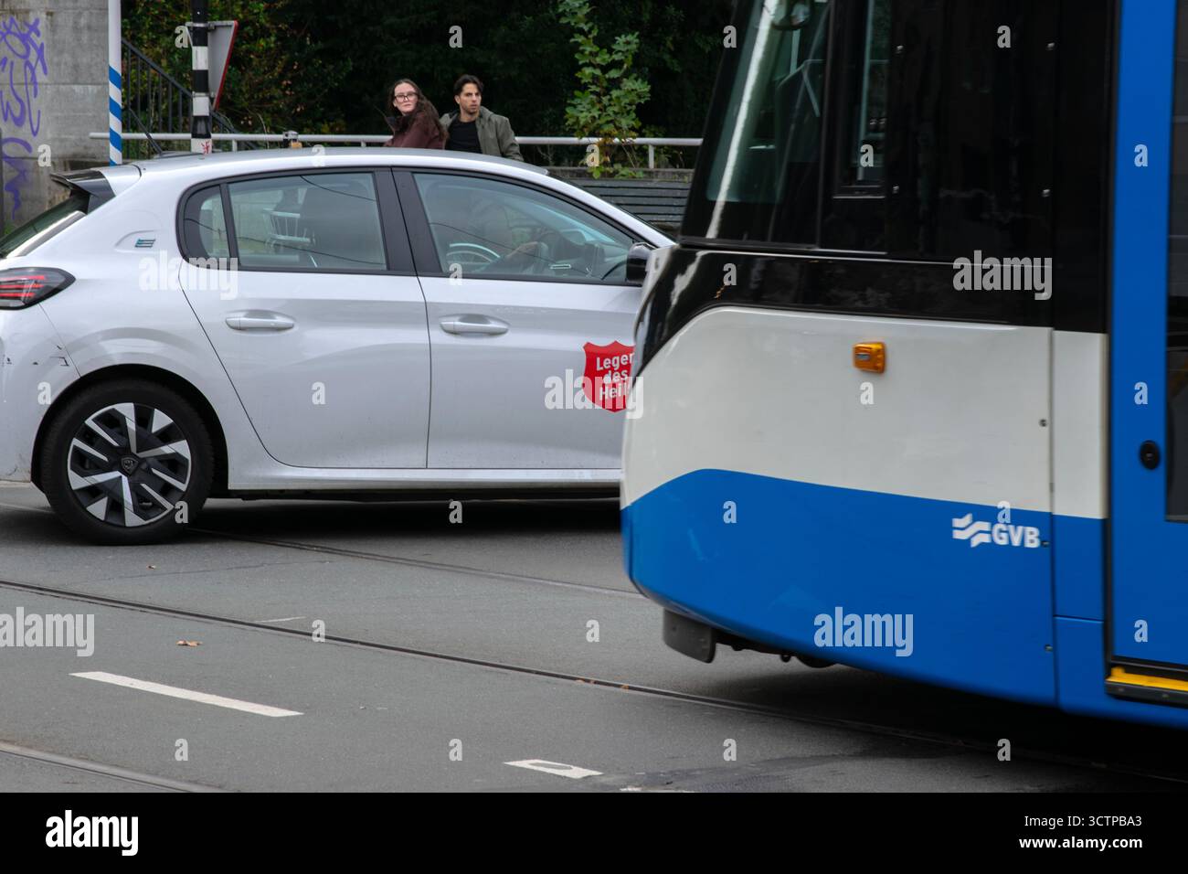 Der Wagen Der Leger Des Heils Company Wurde Fast Von Der Straßenbahn In Amsterdam, Niederlande, Vom 07-10-2025 Getroffen Stockfoto