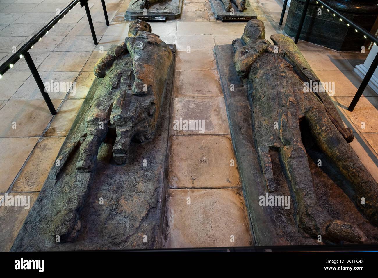 London, Großbritannien 10. Juli 2025 Gräber oder Gräber von Tempelrittern und Adligen in der historischen Temple Church Stockfoto