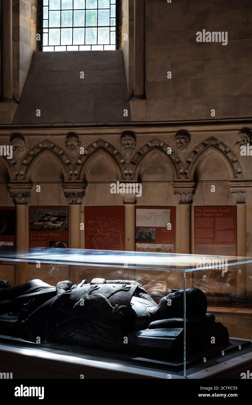 London, Großbritannien 10. Juli 2025 Grab oder Grab eines Ritters und Adligen in der historischen Temple Church Stockfoto