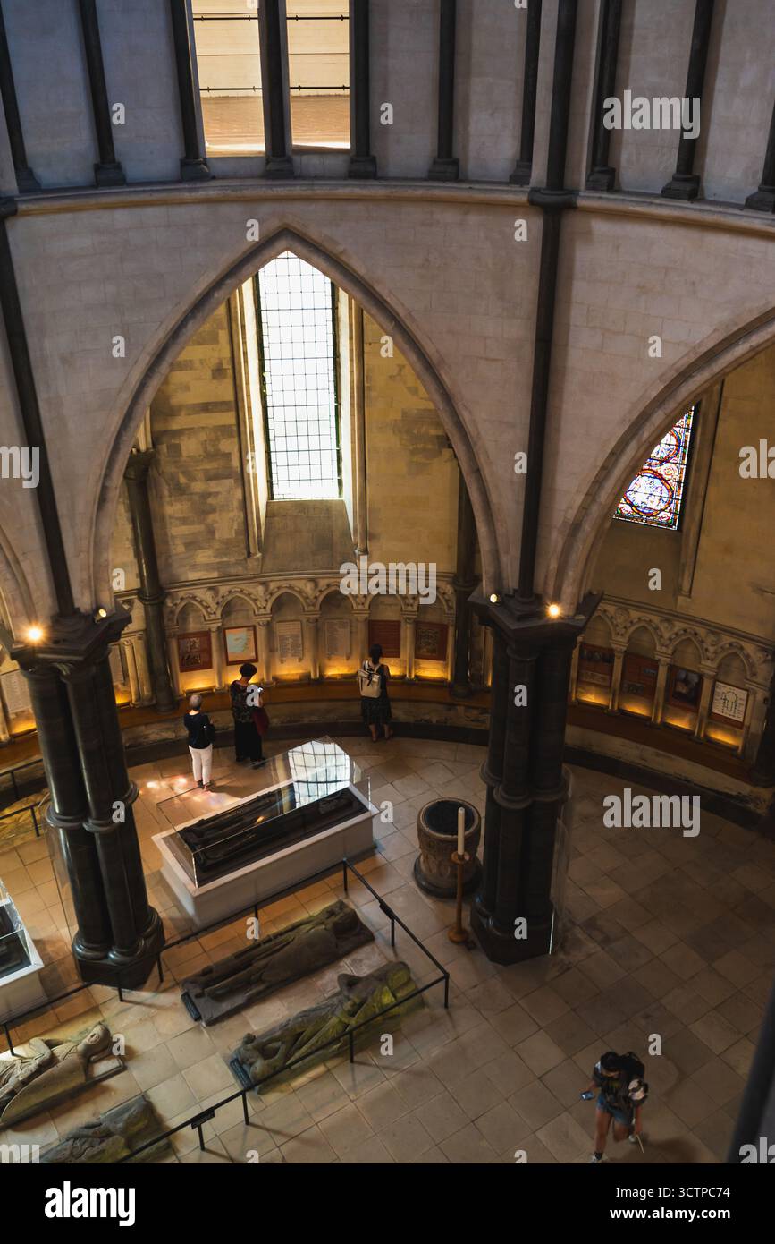 London, Großbritannien 10. Juli 2025 Gräber oder Gräber von Tempelnächten und Adligen in der historischen Temple Church Stockfoto