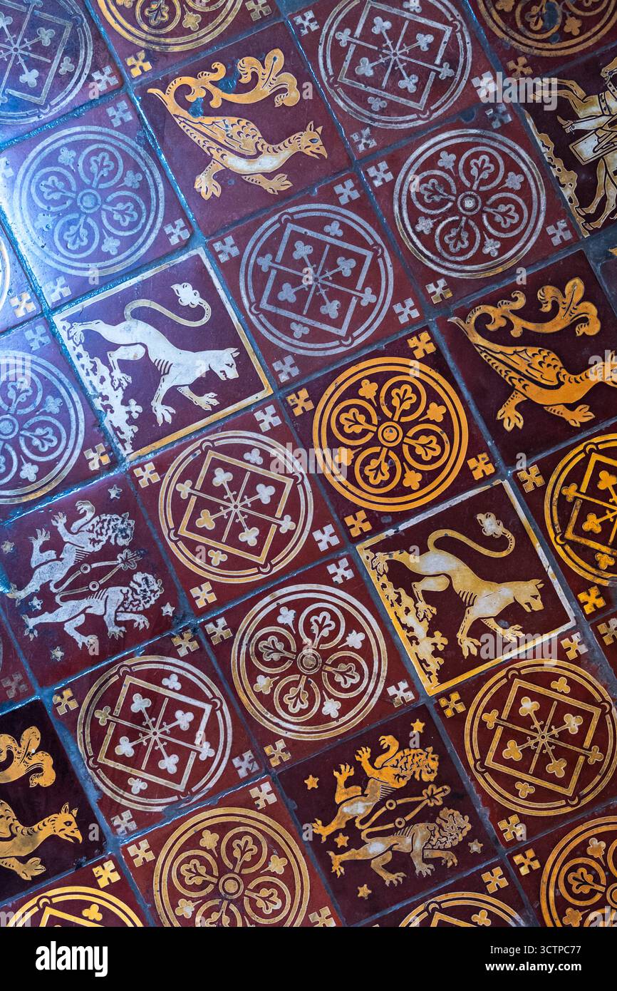 London, UK 10 Juli 2025 wunderschöne Fliesen mit edlem Ritterheraldik und Wappenlager in der Galerie der Temple Church Stockfoto