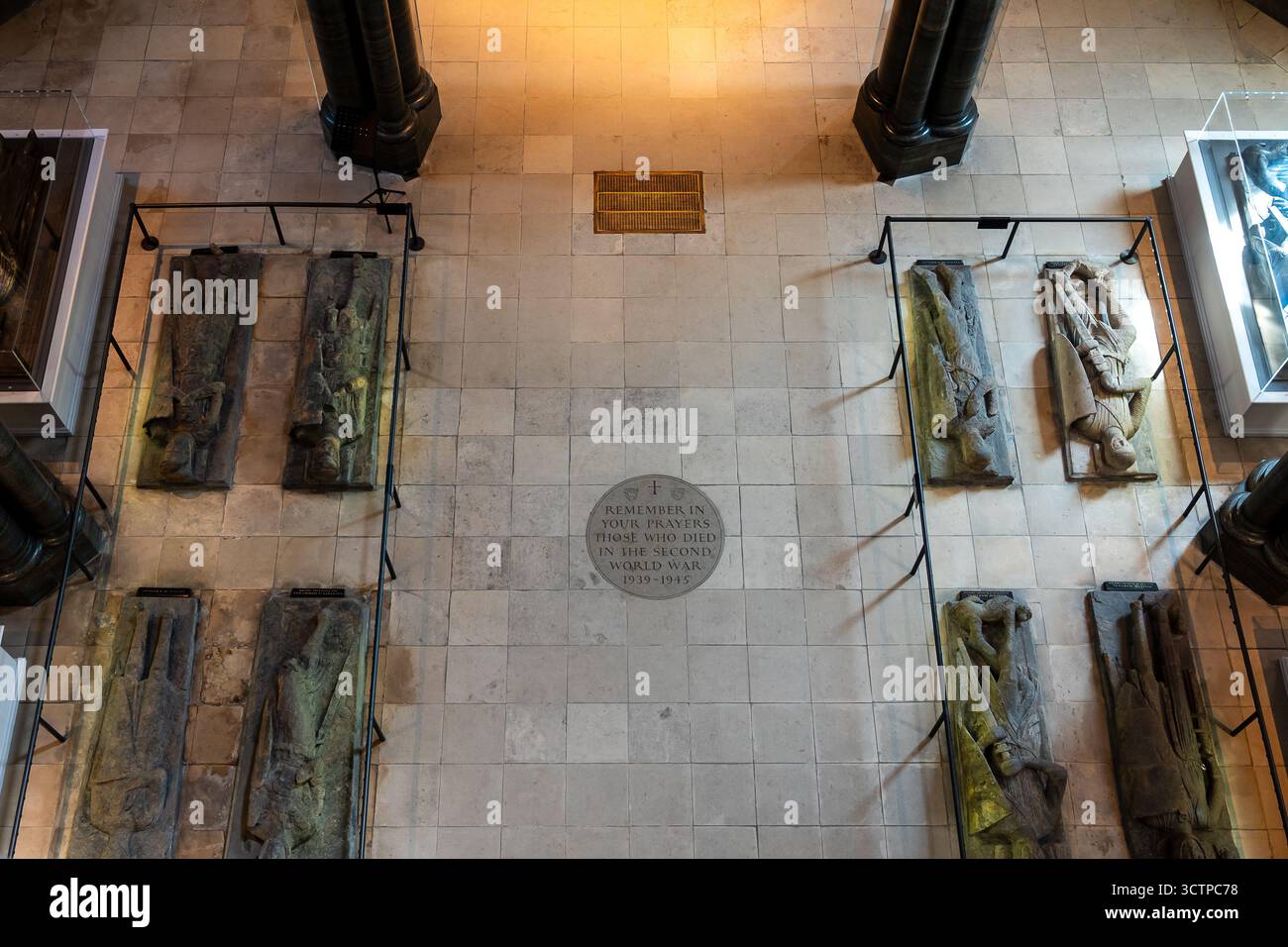 London, Großbritannien 10. Juli 2025 Gräber oder Gräber von Tempelrittern und Adligen in der historischen Temple Church, berühmt durch Dan Brown da Vinci Code Book Stockfoto