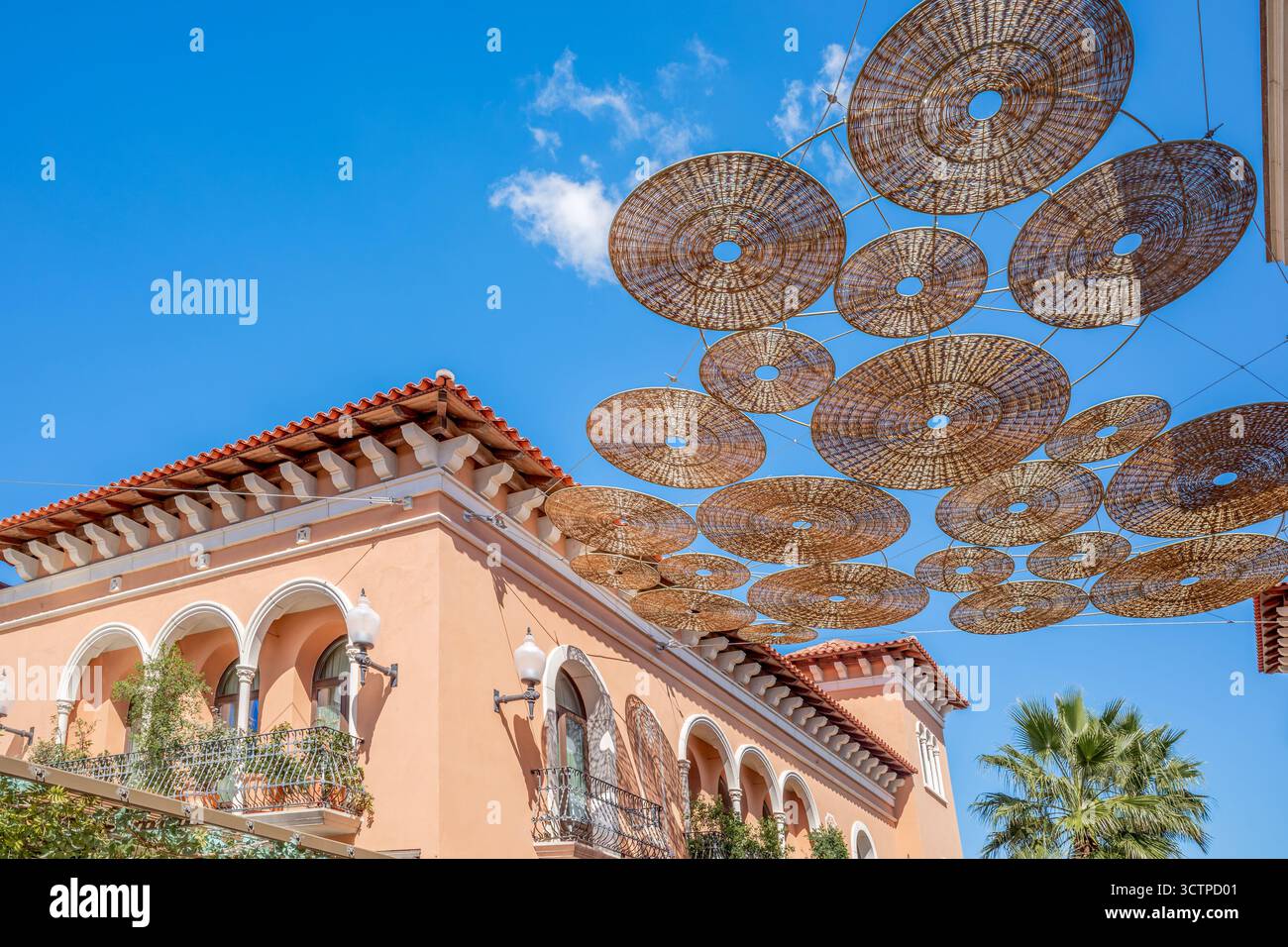 La Roca Shopping Village im mediterranen Stil mit gewebter Korbkunst Installation, Barcelona Bereich, hängende Korbschirme, Luxus Outlet Sommer Shopping Stockfoto