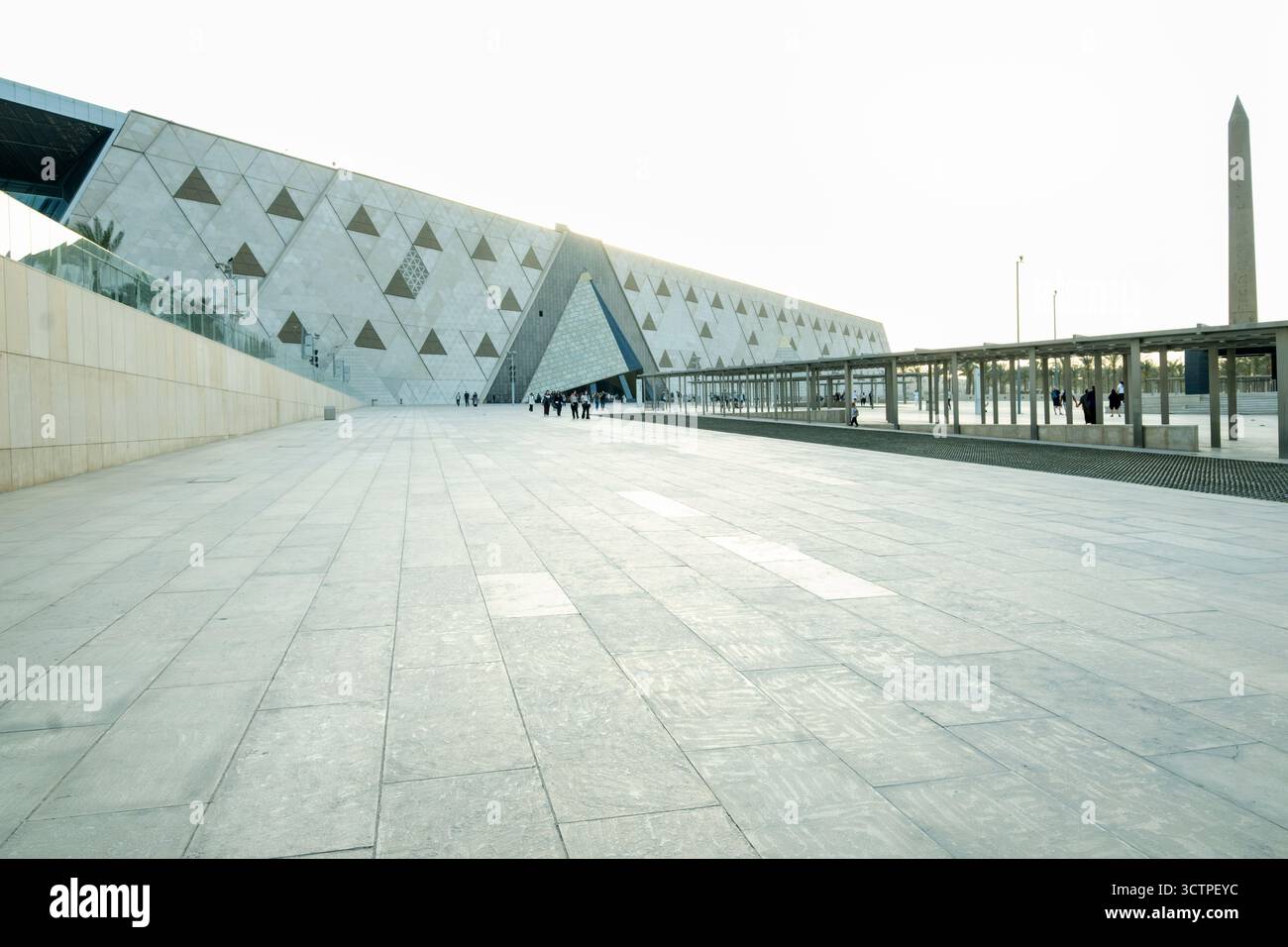 Großes ägyptisches Museum, moderne Architektur und gizeh-Obelisk, Kairo, Ägypten Stockfoto