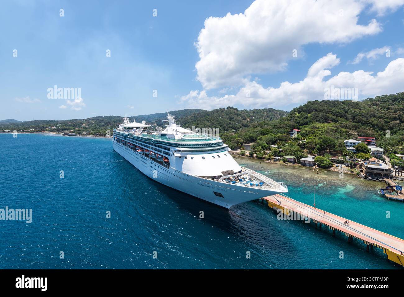 Isla de Roatan, Honduras - 16. April 2024: Verzauberung des Kreuzfahrtschiffs Seas im Kreuzfahrthafen Roatan in Honduras. Stockfoto
