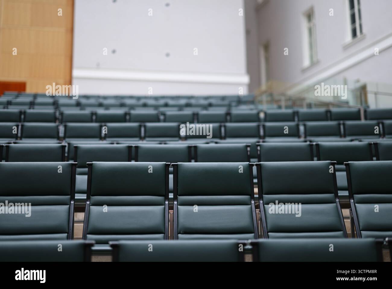 Das moderne Amphitheater bietet ein durchdachtes Design für Veranstaltungen und Versammlungen Stockfoto