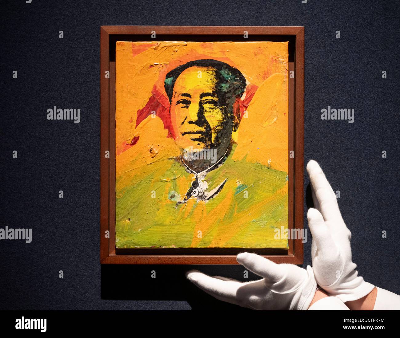Christie's, London, Großbritannien. Oktober 2025. Der 20./21. Jahrhundert London Evening Sale findet am 15. Oktober statt. Zu den Höhepunkten zählen: Andy Warhol (1928-1987), Mao, 1973, geschätzte £ 600.000 - 800.000. Quelle: Malcolm Park/Alamy Live News Stockfoto