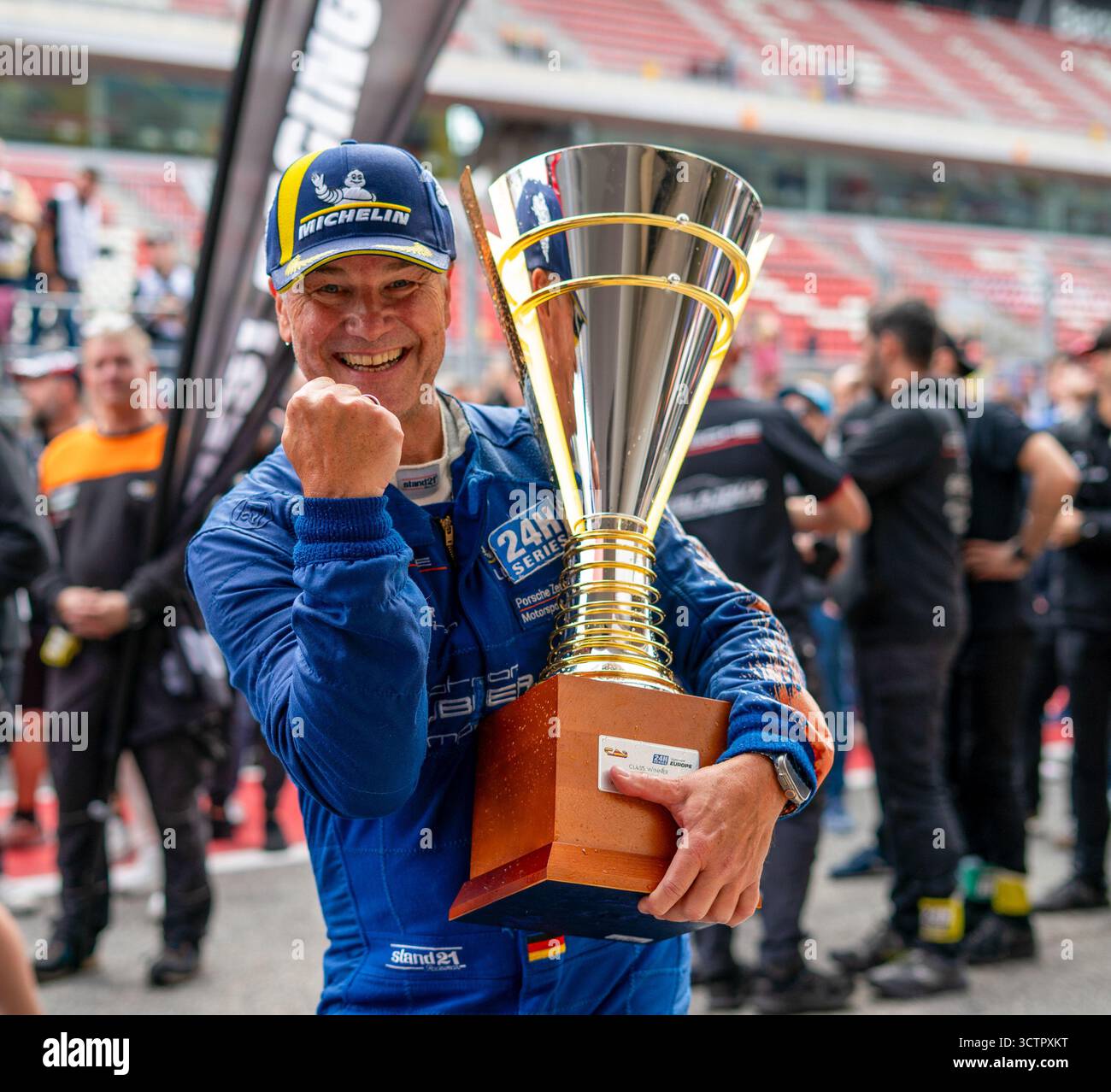 Jörg Dreisow mit der 24H Series GT3 Champions Trophy posiert und feiert den Titel beim letzten Rennen des Jahres, dem Michelin 24H von Barcelona Stockfoto