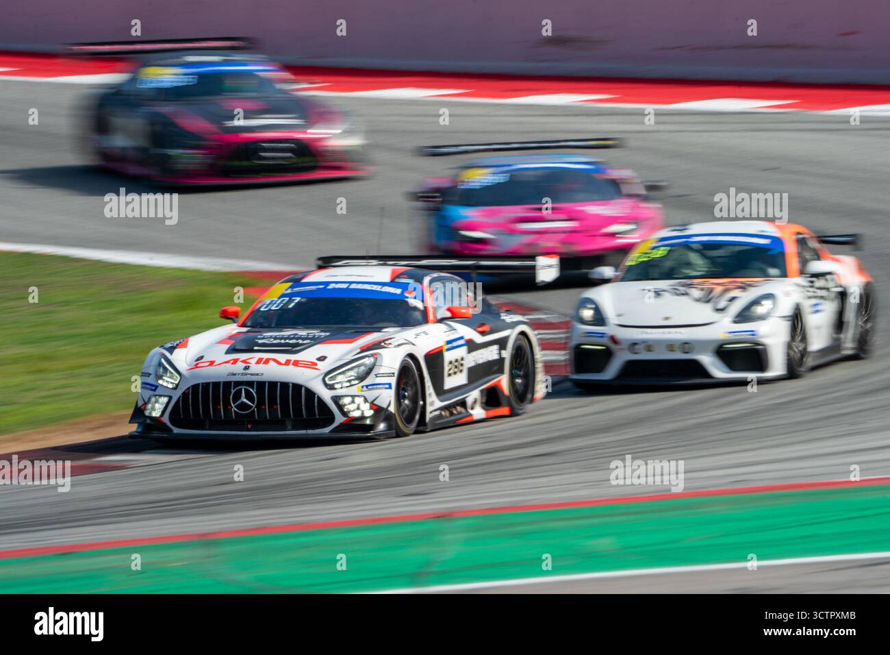 Zu Beginn des Rennens fuhr der Mercedes von GetSpeed Racing den Verkehr vorbei, in der Hoffnung, seine Position mit HOFOR Racing, Michelin 24H, zu halten Stockfoto