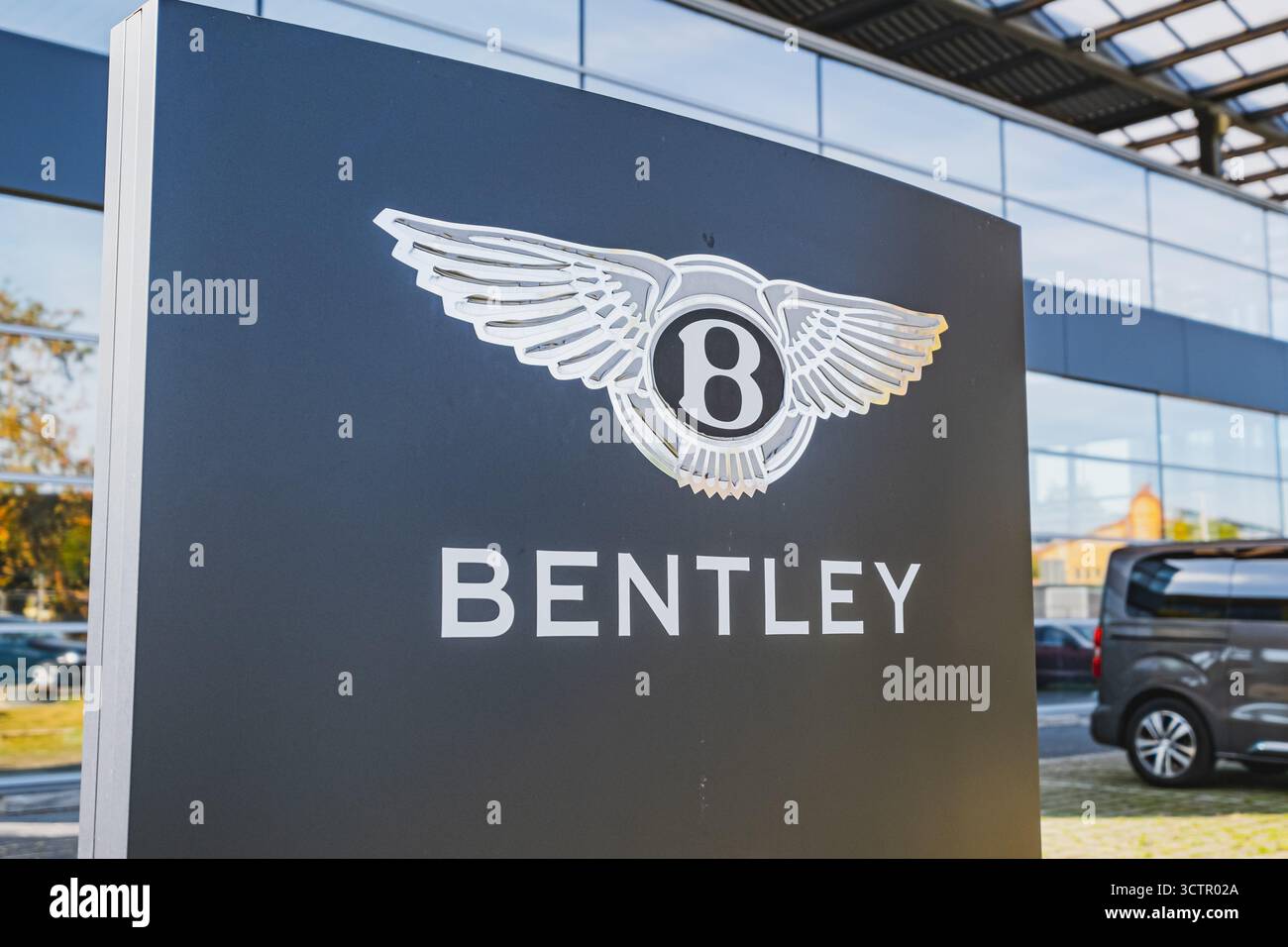 Logo der britischen Luxuswagenmarke Bentley am Eingang des Händlerbetriebs Stockfoto