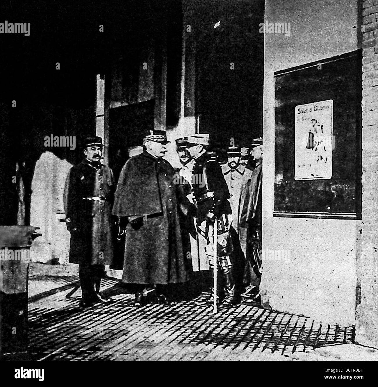 Ab Le Miroir, 30. Januar 1916. General Serret, Kommandeur einer französischen Infanterie-Division in den Vogesen, wird während seiner letzten Inspektionsreise im Elsass gesehen, wie er einen Bahnhof verlässt. Tage später wurde er auf dem Hartmannswillerkopf, einem umkämpften Bergkampffeld, tödlich verwundet. Das Bild spiegelt die Präsenz der französischen Kommandos in der Region und die symbolische Rückeroberung des Elsass während des Ersten Weltkriegs wider Stockfoto