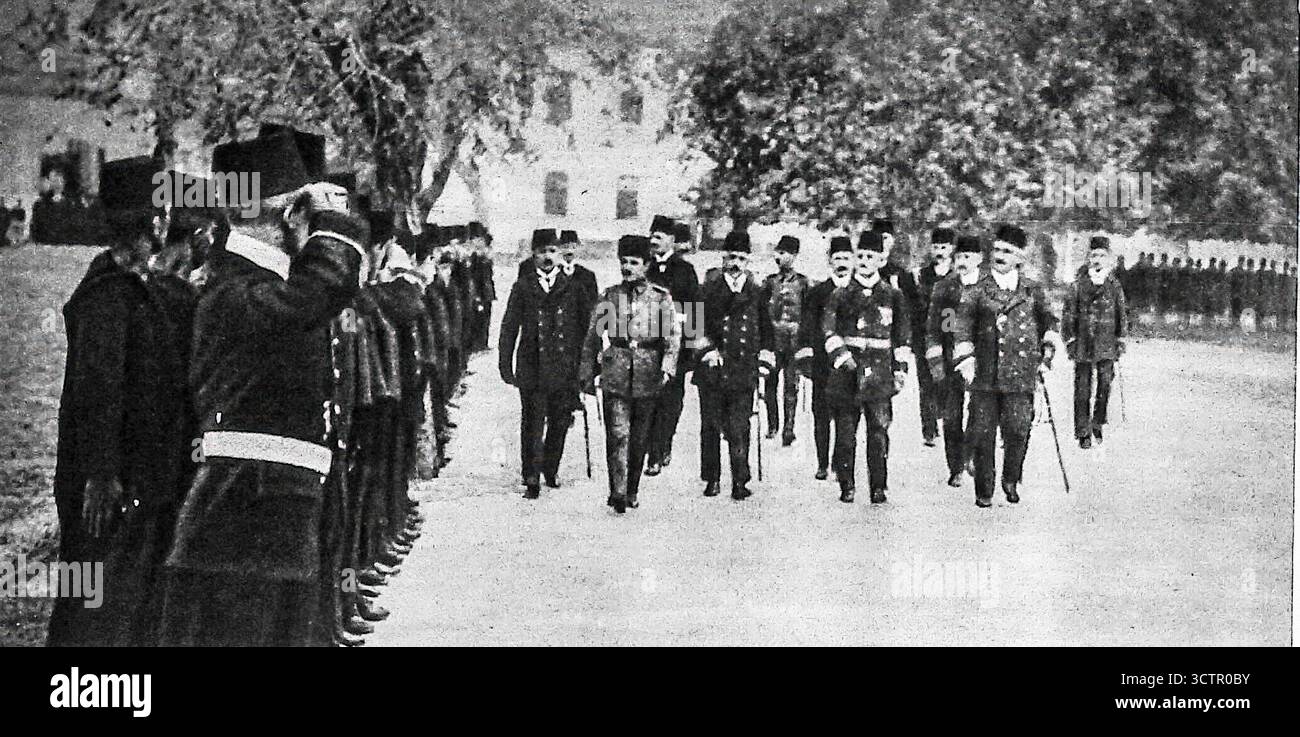 Das im Magazin Le Miroir veröffentlichte Foto zeigt am 30. Januar 1916 die osmanischen Führer Enver Pascha, Kriegsminister, und Djemal Pascha, Militärgouverneur, während einer feierlichen Besprechung mit dem deutschen Vize-Admiral Souchon. Das Bild veranschaulicht die politische Versöhnung zwischen Schlüsselfiguren des Osmanischen Reiches während des Ersten Weltkriegs und hebt deren Bündnis mit Deutschland und den Mittelmächten in einer entscheidenden Phase des Konflikts hervor. Stockfoto