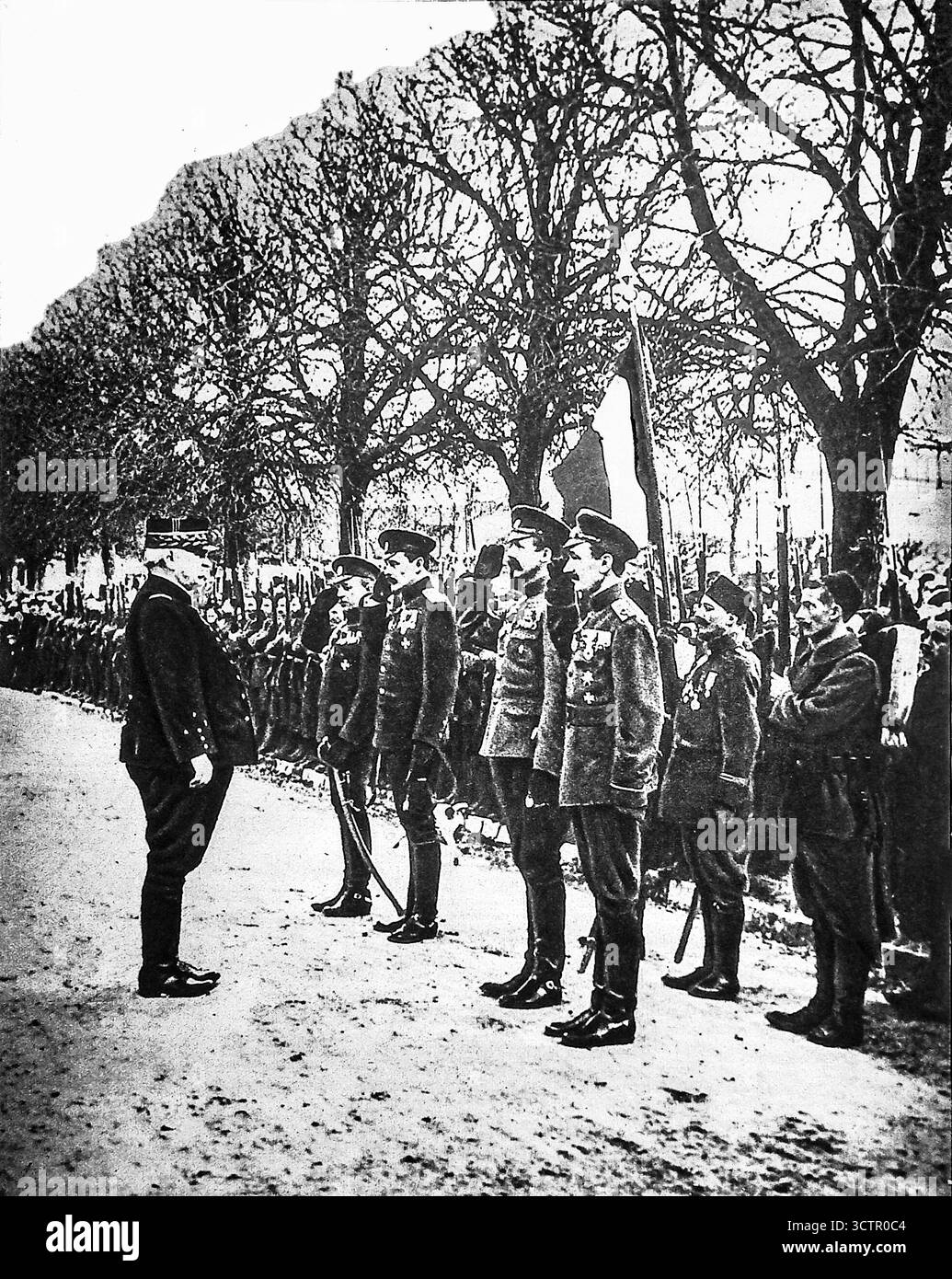 Dieses Foto, das am 30. Januar 1916 in Le Miroir veröffentlicht wurde, zeigt General Joseph Joffre, französischer Oberbefehlshaber, der während des Ersten Weltkriegs russische Offiziere an der Westfront schmückte. Die Zeremonie, die im französischen Hauptquartier stattfand, würdigte russische Militärvertreter mit der Ehrenlegion, die die französisch-russische Solidarität innerhalb der alliierten Koalition symbolisierte. Das Bild zeigt Kriegsdiplomatie, militärische Anerkennung und den gemeinsamen Kampf gegen Deutschland in der Champagne. Stockfoto