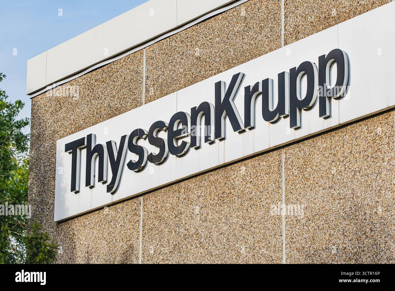 Das Logo von ThyssenKrupp, dem deutschen Konzern für Industrietechnik und Stahlproduktion auf der Außenseite eines Gebäudes Stockfoto
