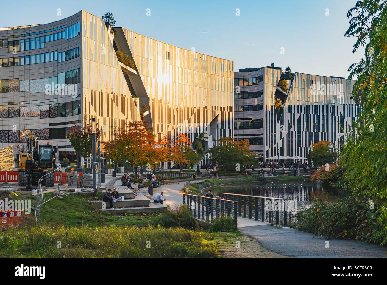 Wunderschöner Blick auf Ko-Bogen, Einkaufszentrum in futuristischem Architekturstil über einem Teich an einem hellen und bunten sonnigen Abend. Hochwertige Fotos Stockfoto