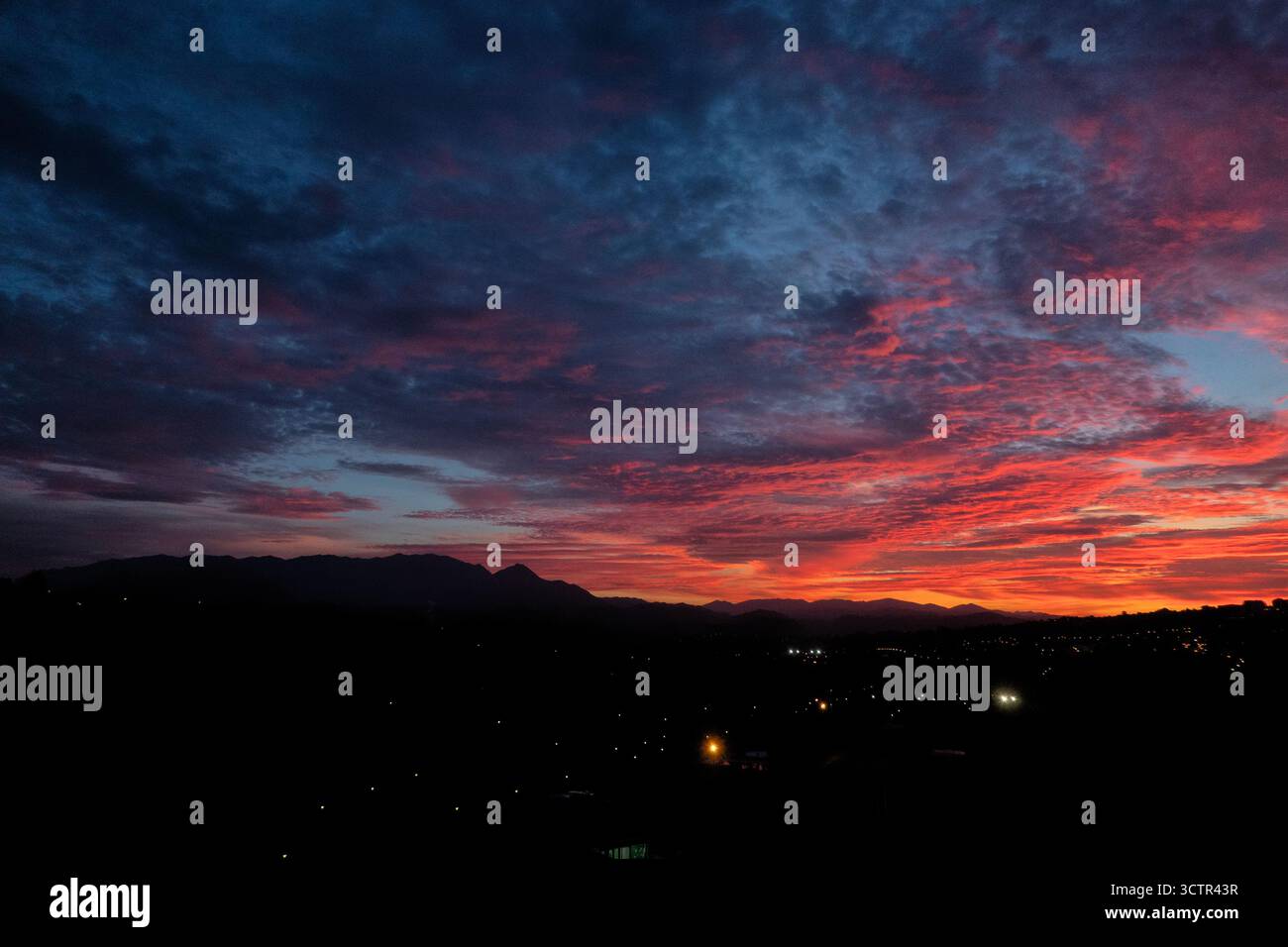 Herrlicher Sonnenuntergang über den Bergen, Oviedo, Asturien, Spanien Stockfoto
