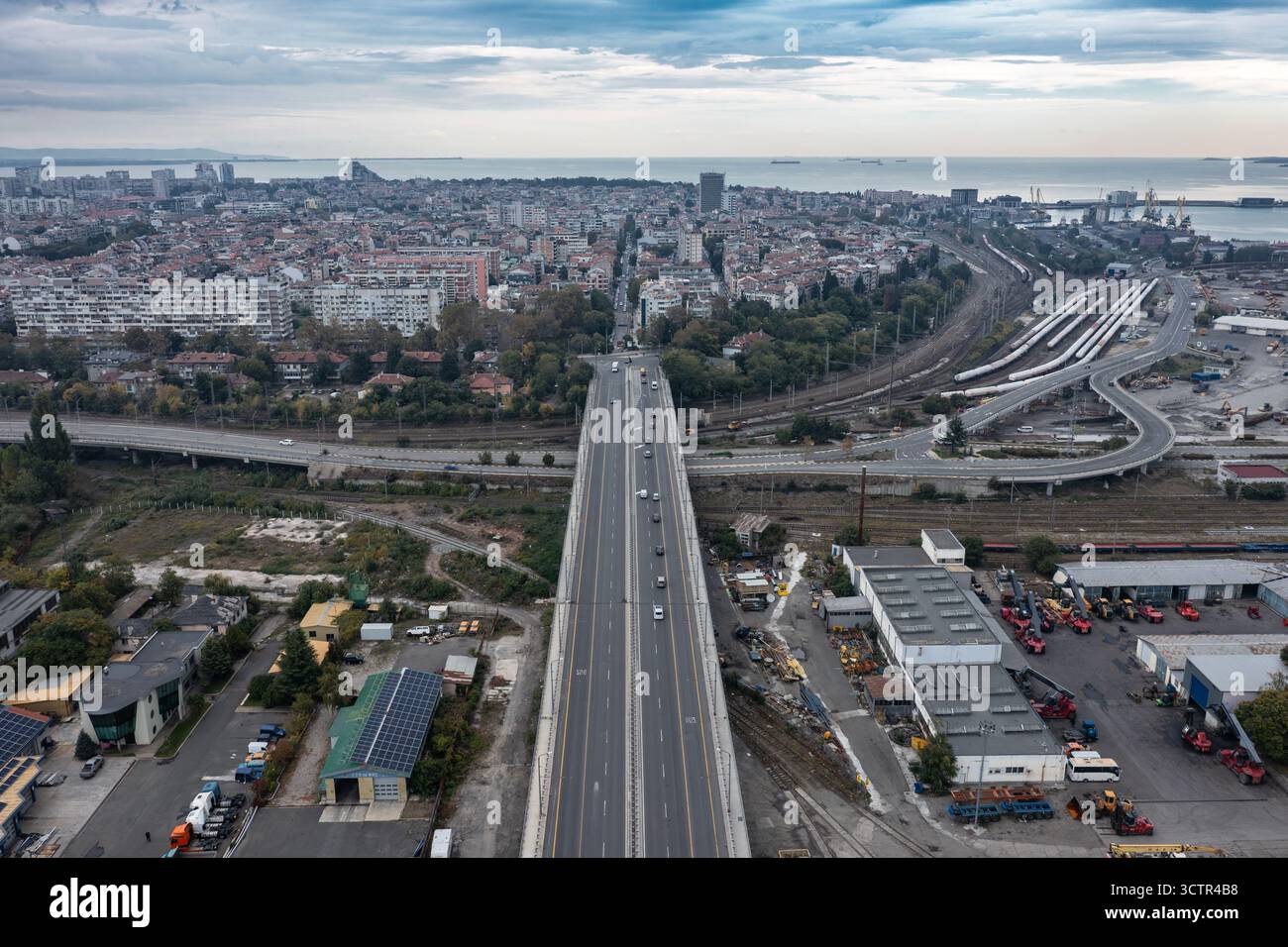 Aus der Vogelperspektive eines Boulevards in Richtung der Stadt Burgas, Bulgarien Stockfoto