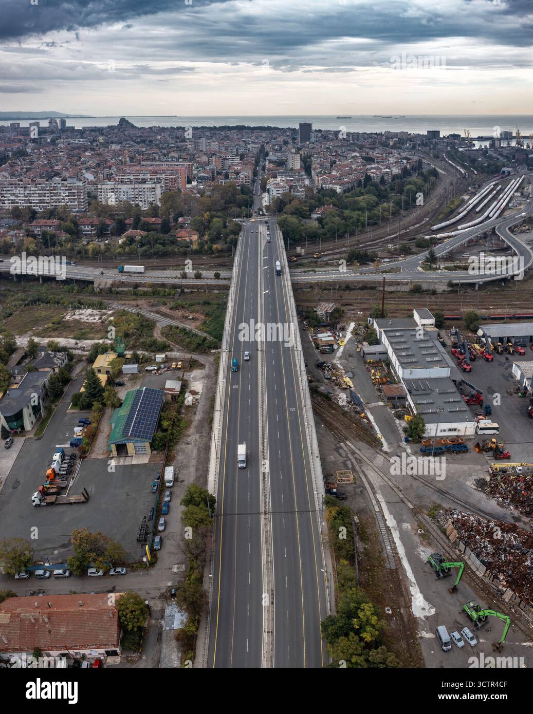 Aus der Vogelperspektive eines Boulevards in Richtung der Stadt Burgas, Bulgarien Stockfoto