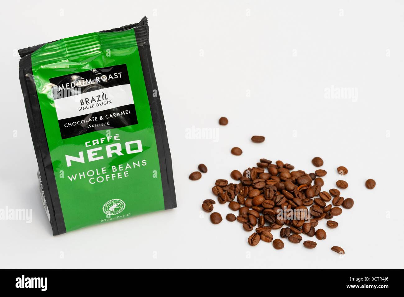 Cafe Nero ganze Kaffeebohnen Stockfoto