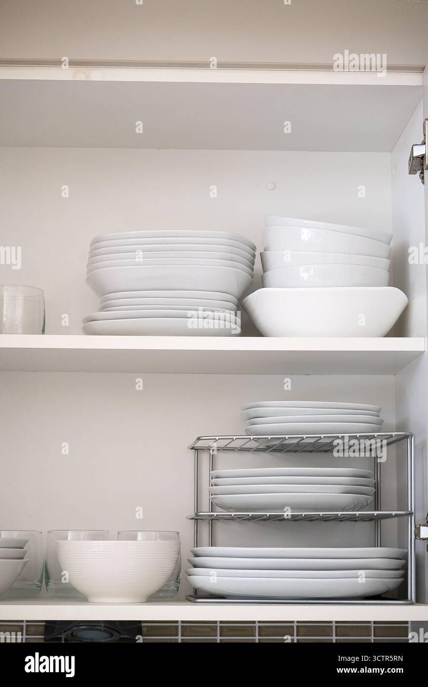 Australischer Küchenschrank mit passenden weißen Tellern und Schüsseln in verschiedenen Größen, deutsch hergestellt von Seltmann Weiden. Abgerundete Quadrate. Stockfoto