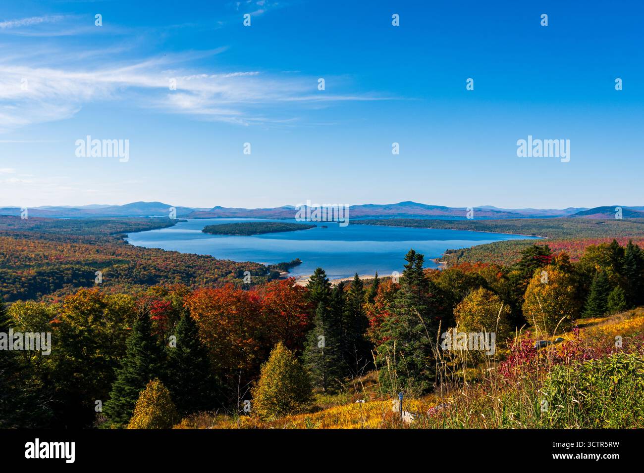 Lebhaftes Herbstlaub rund um den Mooselookmeguntic Lake, von der malerischen Höhe des Landes aus in Rangeley, Maine, USA. Stockfoto