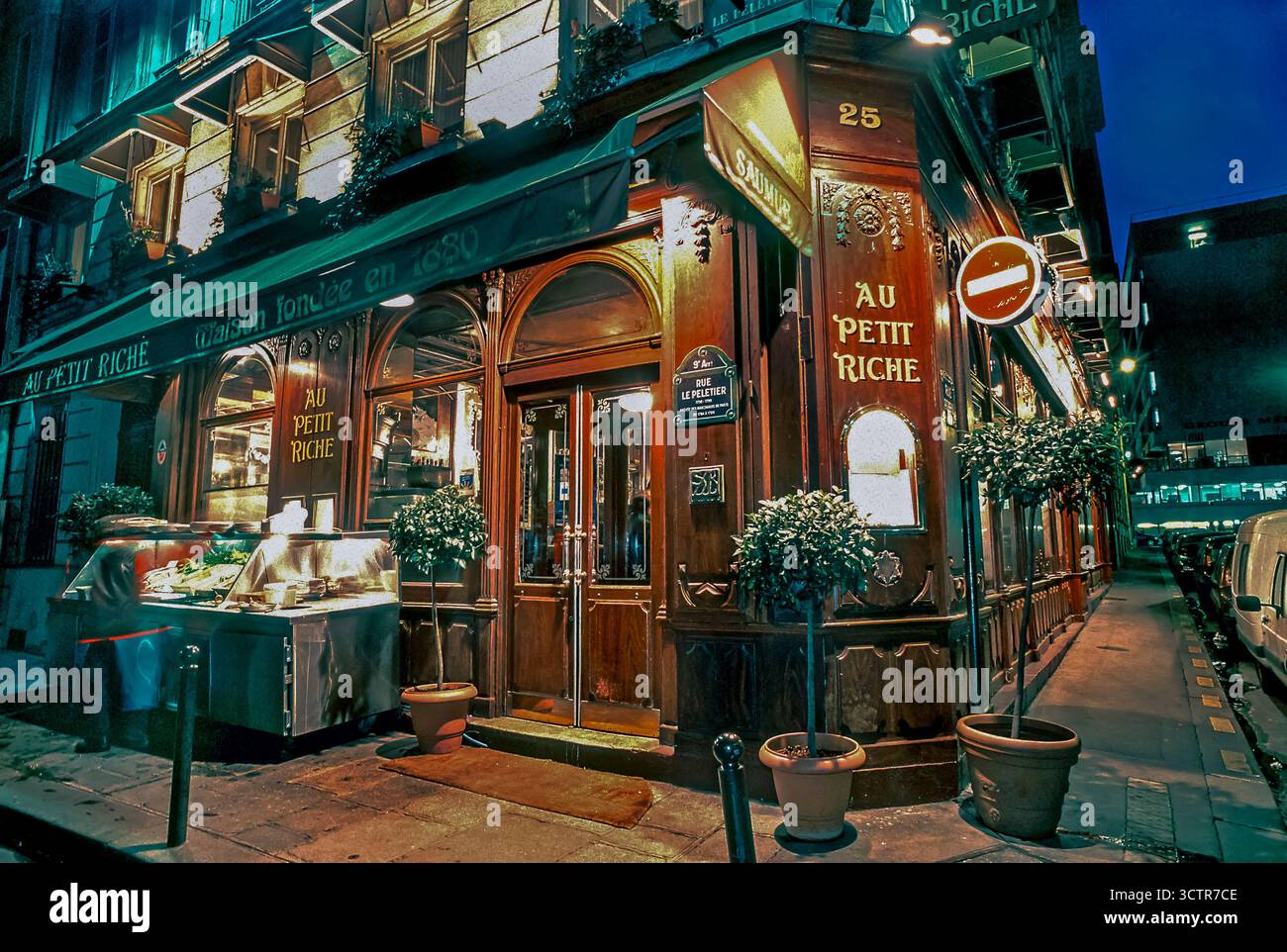 PARIS, Frankreich - Außenansicht, französisches Brasserie-Restaurant 'Au Petit Riche', Nacht, Straßenszene, Ladenfronten, Vintage Stockfoto