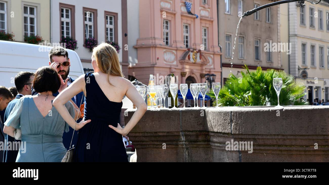 Leere Weingläser auf der Hochzeitsfeier in Heidelberg im Südwesten Deutschlands. Stockfoto