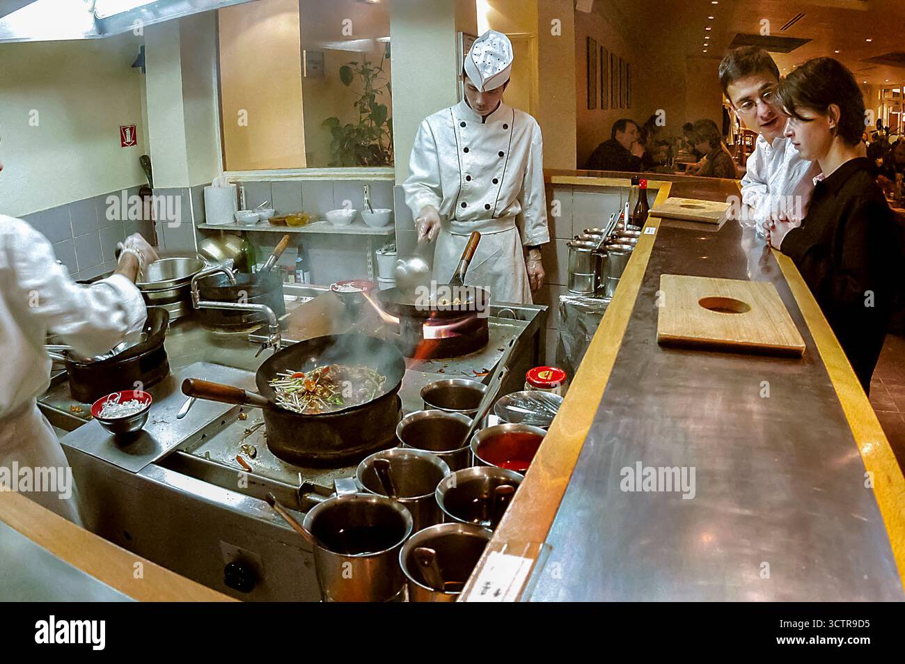 PARIS, Frankreich - männliche Köche bei der Arbeit in offener Küche, chinesisches Innenrestaurant, Wok », Theke, Stockfoto