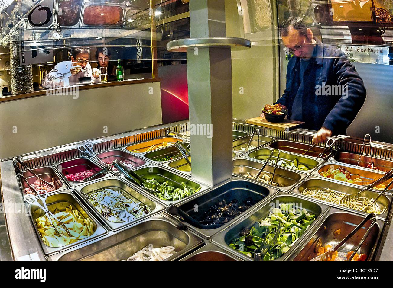 PARIS, Frankreich, chinesisches Restaurant 'Wok » Kunden, Mann, wählen eigene Zutaten für das Kochen von Wok Chef. Stockfoto