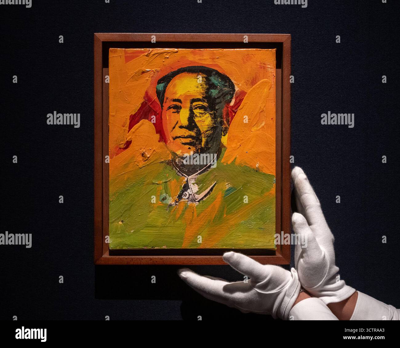 London, England, Großbritannien. Oktober 2025. Ein Mitarbeiter von Christie steht neben Mao von Andy Warhol während einer Pressevorschau bei Christie's in London, Großbritannien, am 8. Oktober 2025. Das Kunstwerk wird für 600.000 bis 800.000 GBP im 20th/21st Century: London Evening Sale verkauft. (Kreditbild: © Thomas Krych/ZUMA Press Wire) NUR REDAKTIONELLE VERWENDUNG! Nicht für kommerzielle ZWECKE! Stockfoto