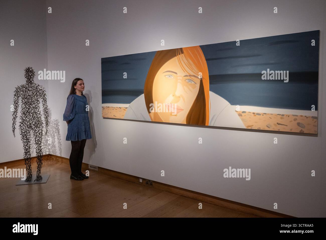 London, England, Großbritannien. Oktober 2025. Ein Mitarbeiter von Christie's steht neben Kym 2 von Alex Katz während einer Pressevorschau bei Christie's in London, Großbritannien, am 8. Oktober 2025. Das Gemälde wird voraussichtlich für 600.000 bis 800.000 GBP verkauft, wenn es im 20./21. Jahrhundert: London Evening Sale verkauft wird. (Kreditbild: © Thomas Krych/ZUMA Press Wire) NUR REDAKTIONELLE VERWENDUNG! Nicht für kommerzielle ZWECKE! Stockfoto