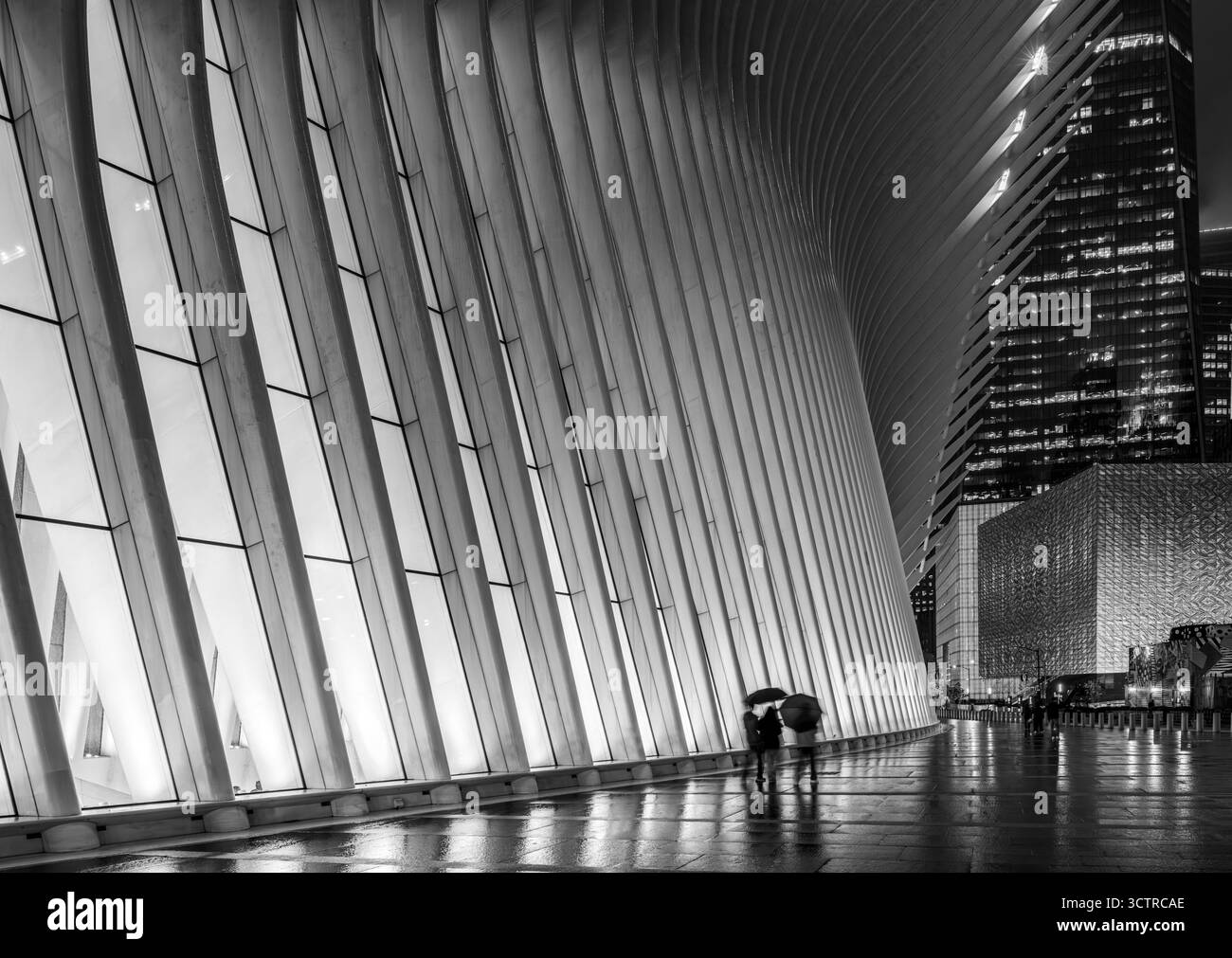 Futuristische Nachtarchitektur in New York mit Reflexionen und urbaner Geometrie – modernes Stadtdesign in Schwarz und weiß Stockfoto