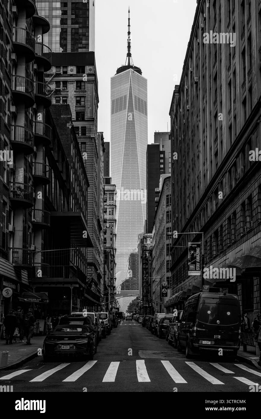 Blick auf die Skyline von Manhattan in Schwarz-weiß-Straße mit modernem Turm – Stadtarchitektur und Stadtperspektive Stockfoto