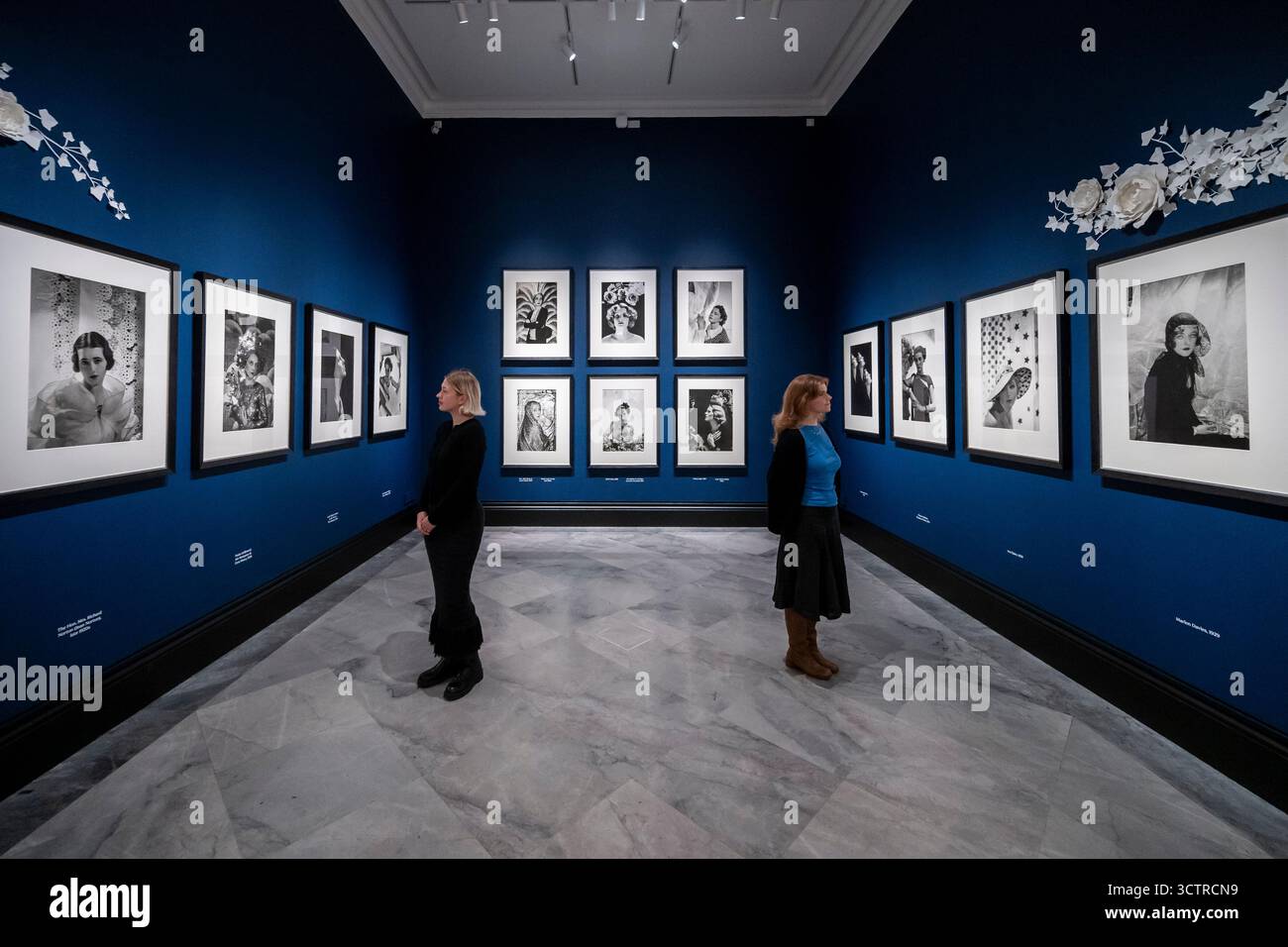 London, Großbritannien. 8. Oktober 2025. Silbergelatinedrucke in „A Gallery of Beauties“ bei einer Vorschau von „Cecil Beaton's Modern World“, einer neuen Ausstellung in der National Portrait Gallery, die Beatons Pionierleistungen zur Modefotografie erforscht. Vom 9. Oktober 2025 bis zum 11. Januar 2026 werden über 250 Gegenstände, darunter Fotografien, Briefe, Skizzen und Kostüme, gezeigt. Quelle: Stephen Chung / Alamy Live News Stockfoto