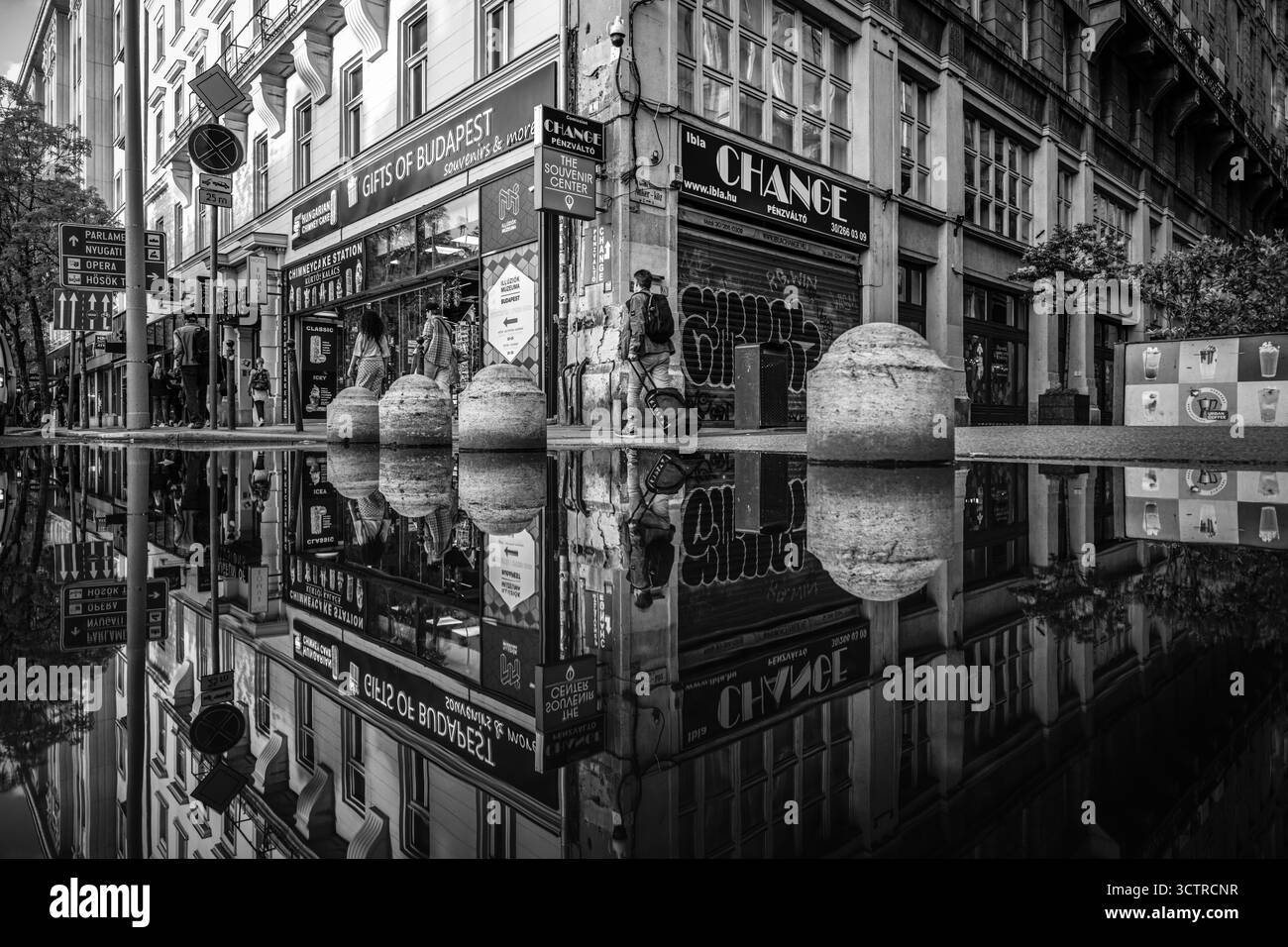 Reflexion der Schwarzen und Weißen Straße in Budapest nach Regen – Stadtarchitektur, Reisestimmung und Stadtperspektive Stockfoto