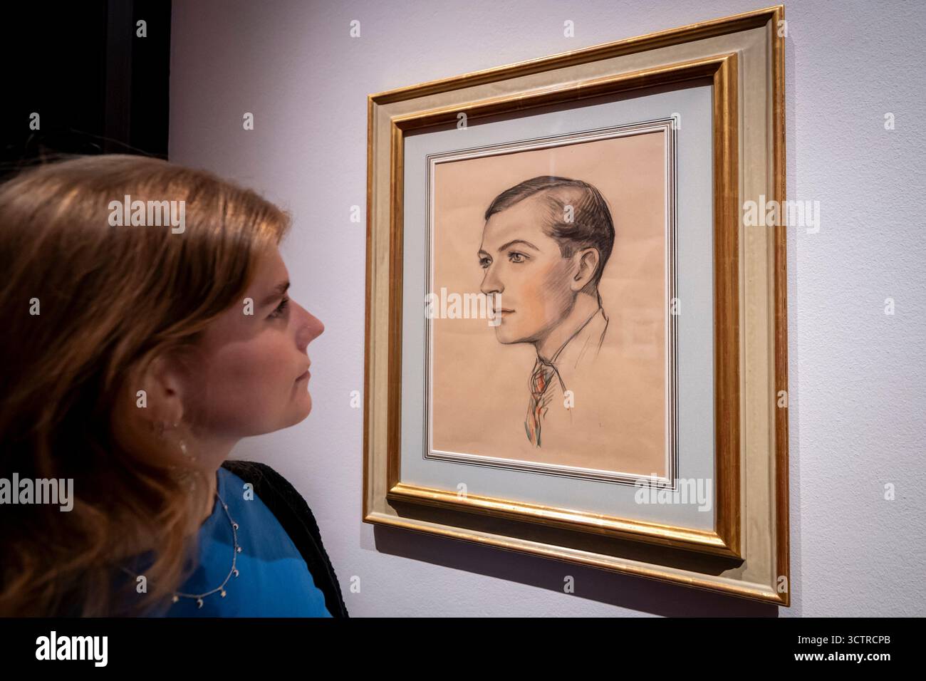 London, Großbritannien. 8. Oktober 2025. „Cecil Beaton“ von Olive Snell, 1928, bei einer Vorschau von „Cecil Beaton's Modern World“, einer neuen Ausstellung in der National Portrait Gallery, die Beatons Pionierleistungen zur Modefotografie untersucht. Vom 9. Oktober 2025 bis zum 11. Januar 2026 werden über 250 Gegenstände, darunter Fotografien, Briefe, Skizzen und Kostüme, gezeigt. Quelle: Stephen Chung / Alamy Live News Stockfoto