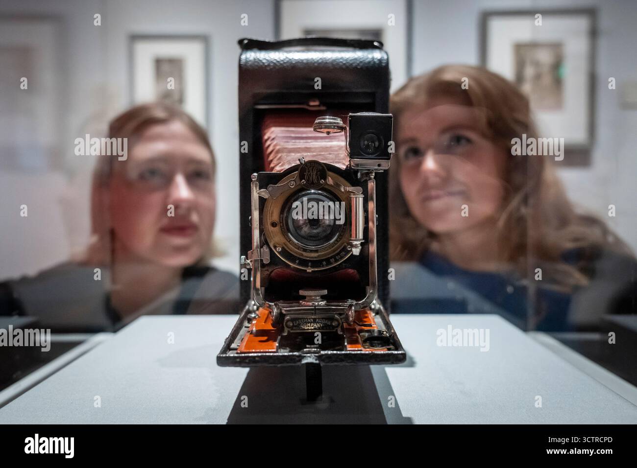 London, Großbritannien. 8. Oktober 2025. „Cecil Beaton's Kodak 3A Faltkamera“, 1916, bei einer Vorschau von „Cecil Beaton's Modern World“, einer neuen Ausstellung in der National Portrait Gallery, die Beatons Pionierleistungen zur Modefotografie erforscht. Vom 9. Oktober 2025 bis zum 11. Januar 2026 werden über 250 Gegenstände, darunter Fotografien, Briefe, Skizzen und Kostüme, gezeigt. Quelle: Stephen Chung / Alamy Live News Stockfoto