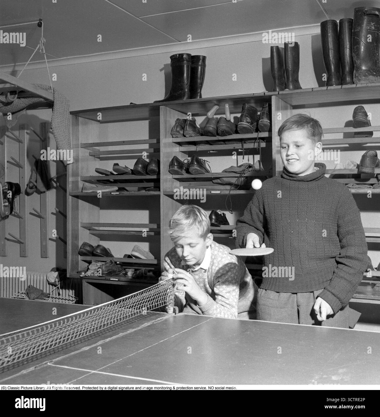 Tischtennis 1952. Zwei Schüler der Privatschule Lundsberg, die gerade Tischtennis spielen. Conard Ref. 2222 Stockfoto