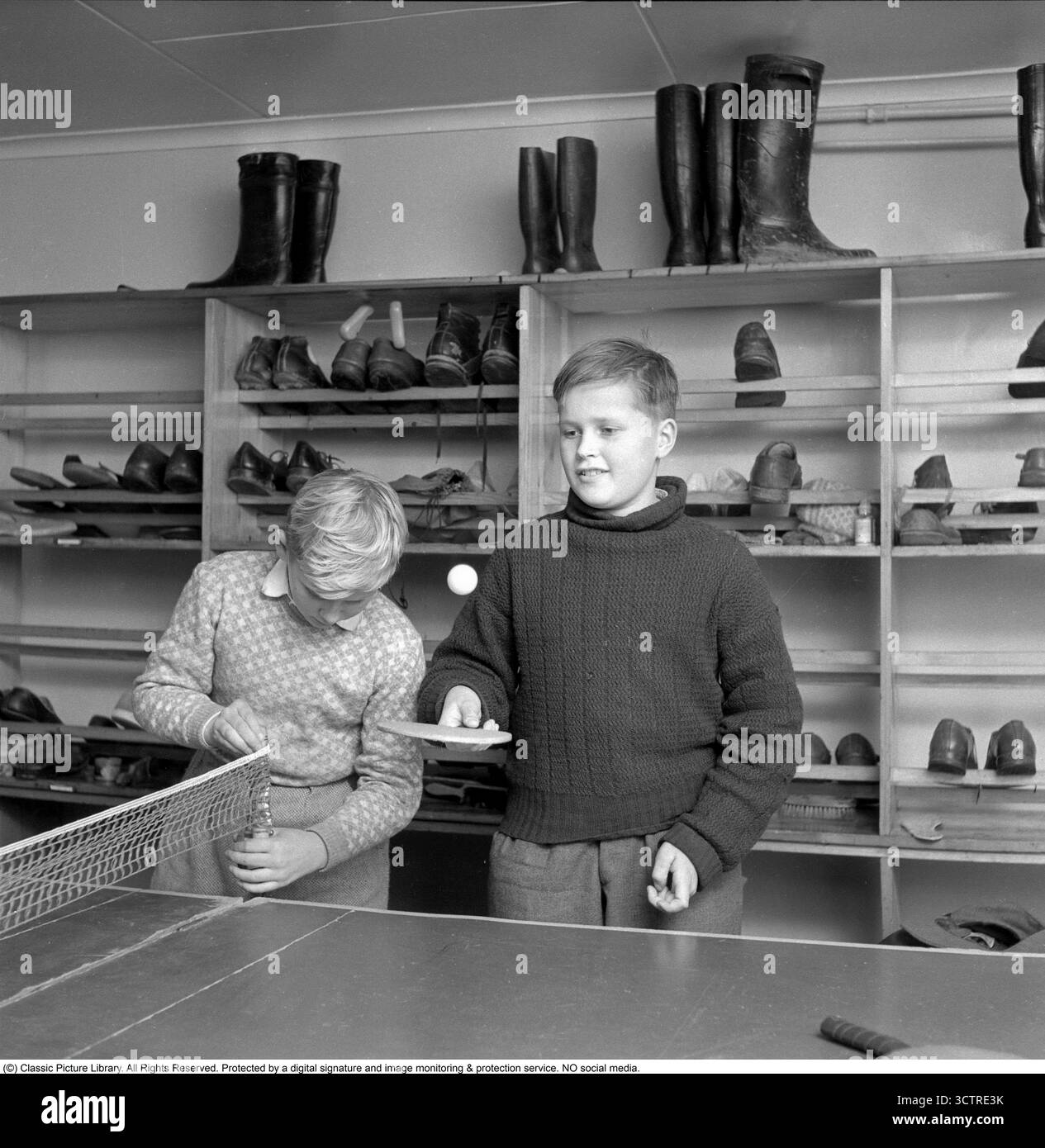 Tischtennis 1952. Zwei Schüler der Privatschule Lundsberg, die gerade Tischtennis spielen. Conard Ref. 2222 Stockfoto
