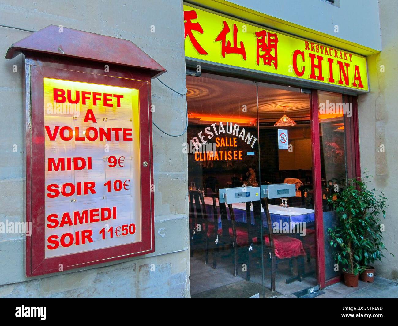Paris, Frankreich, Nahaufnahme, Schild, chinesisches Restaurant, Shop Front Window All-you-CAN-eat Buffet, Neon Sign 'No Limit » All You Can Eat Restaurant, Buffet Stockfoto