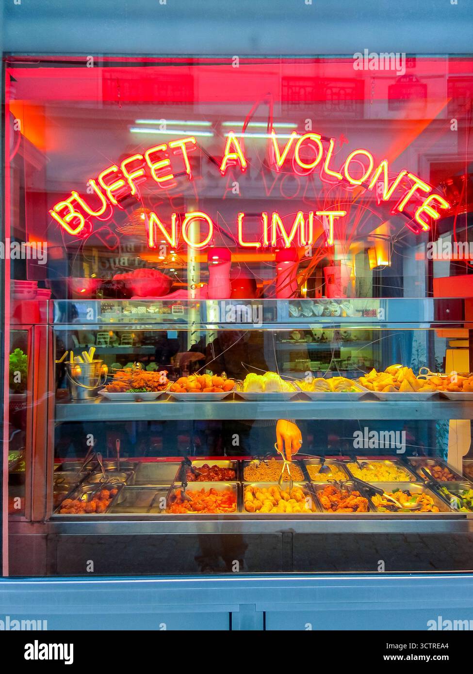 Paris, Frankreich, Nahaufnahme, Chinesisches Restaurant, „All-you-CAN-Eat“-Büfett am Schaufenster, „Neon“-Schild „No Limit » All You Can Eat“-Restaurant, Buffet Stockfoto