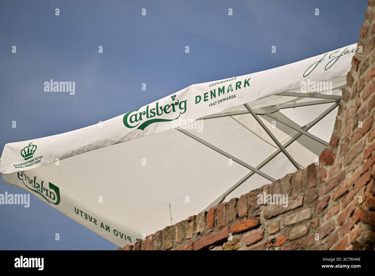 Sonnenschirm im Freien mit Carlsberg-Branding vor blauem Himmel, in Belgrad, Serbien am 8. Juni 2024 Stockfoto